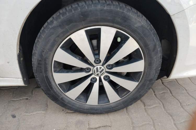 Used Volkswagen Sagitar 2018 1.6L Automatic Comfort Model Right Front Wheel Hub