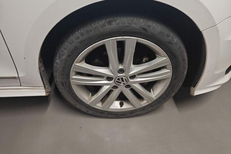 Used Volkswagen Sagitar 2018 280TSI DSG Ignite Edition Right Front Wheel Hub