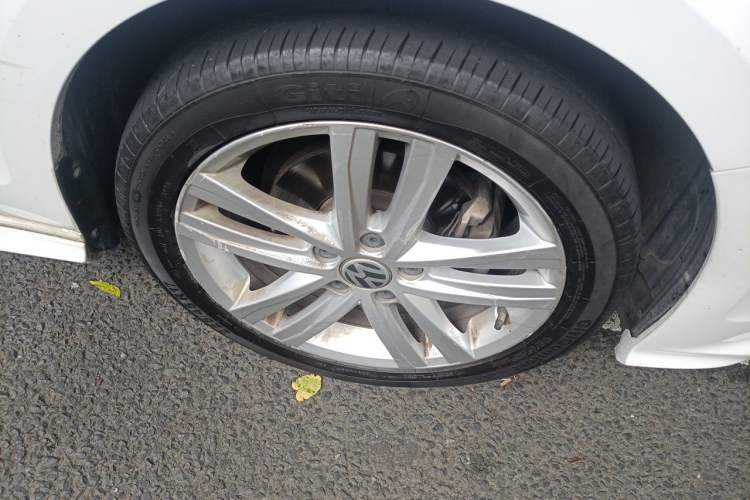 Used Volkswagen Sagitar 2018 280TSI DSG Ignite Edition Right Front Wheel Hub
