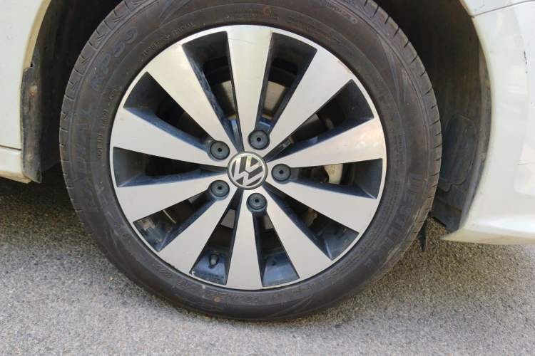 Used Volkswagen Sagitar 2018 1.6L Automatic Comfort Model Right Front Wheel Hub