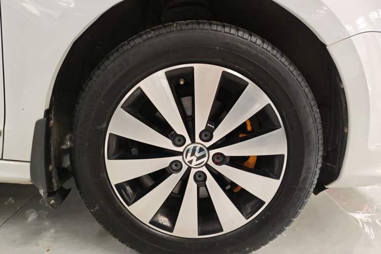 Used Volkswagen Sagitar 2018 1.6L Manual Comfort Model Right Front Wheel Hub