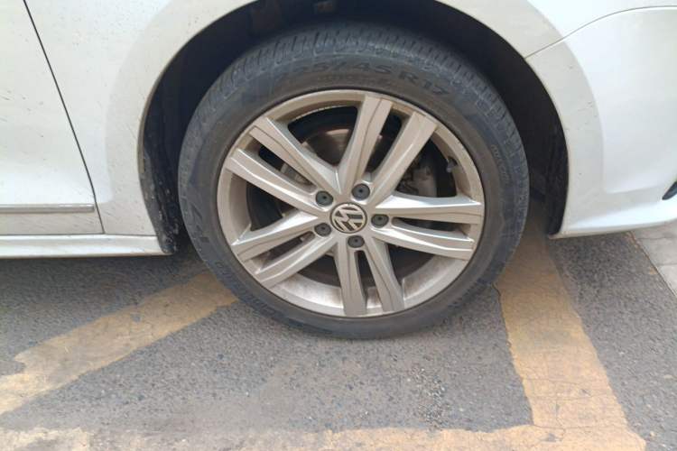 Used Volkswagen Sagitar 2018 280TSI DSG Luxury Model Right Front Wheel Hub