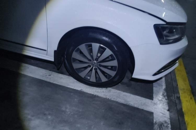 Used Volkswagen Sagitar 2018 1.6L Automatic Comfort Model Right Front Wheel Hub