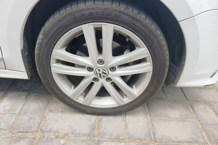 Used Volkswagen Sagitar 2018 280TSI DSG Luxury Model Right Front Wheel Hub