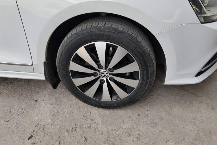 Used Volkswagen Sagitar 2018 1.6L Manual Comfort Model Right Front Wheel Hub