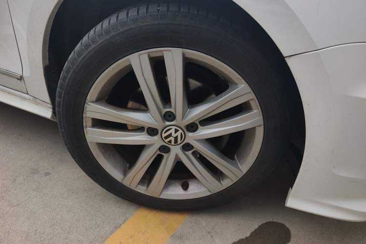 Used Volkswagen Sagitar 2018 280TSI DSG Ignite Edition Right Front Wheel Hub