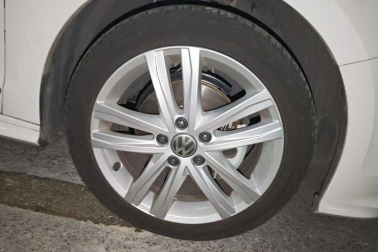 Used Volkswagen Sagitar 2018 280TSI DSG Ignite Edition Right Front Wheel Hub