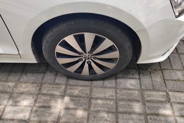 Used Volkswagen Sagitar 2018 1.6L Automatic Comfort Model Right Front Wheel Hub