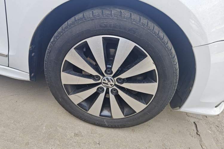 Used Volkswagen Sagitar 2018 1.6L Automatic Comfort Model Right Front Wheel Hub