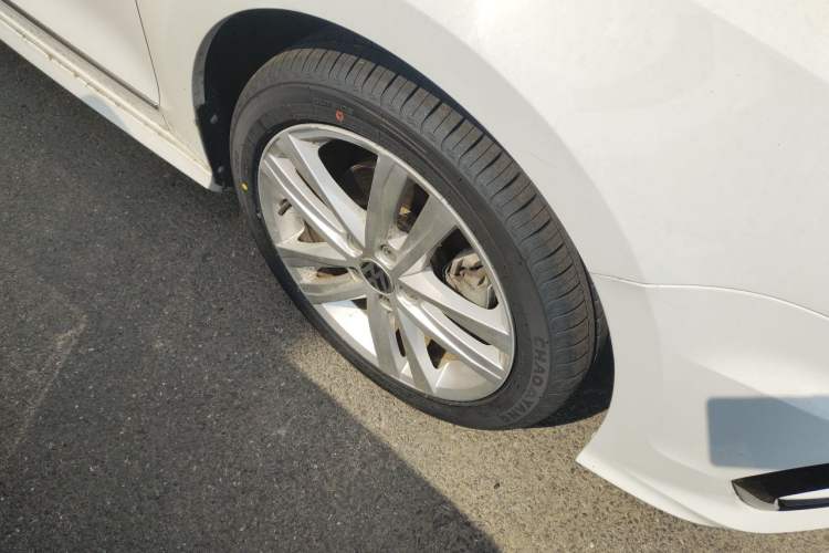 Used Volkswagen Sagitar 2018 280TSI DSG Ignite Edition Right Front Wheel Hub