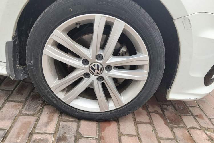 Used Volkswagen Sagitar 2018 280TSI DSG Ignite Edition Right Front Wheel Hub