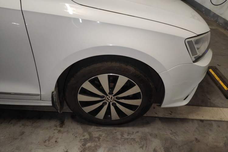Used Volkswagen Sagitar 2018 1.6L Automatic Comfort Model Right Front Wheel Hub