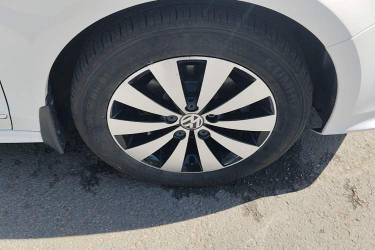 Used Volkswagen Sagitar 2018 1.6L Automatic Comfort Model Right Front Wheel Hub