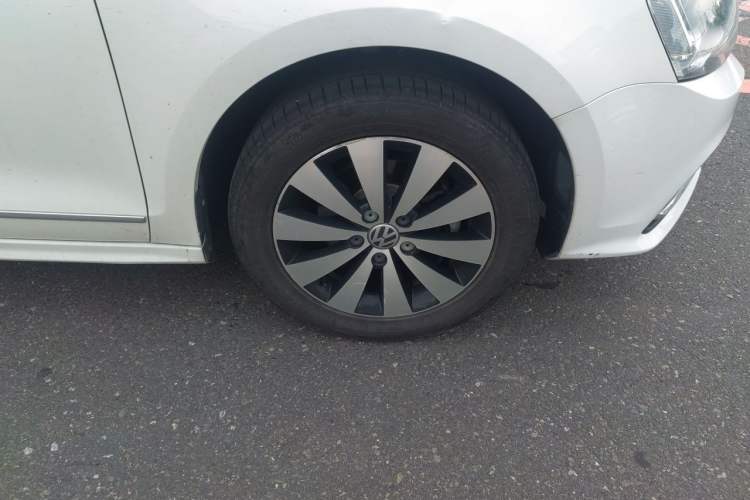 Used Volkswagen Sagitar 2018 1.6L Automatic Comfort Model Right Front Wheel Hub