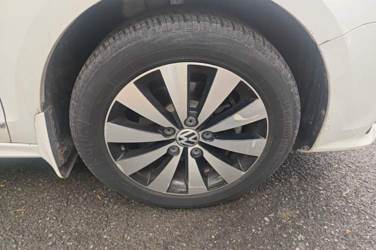 Used Volkswagen Sagitar 2018 1.6L Automatic Comfort Model Right Front Wheel Hub