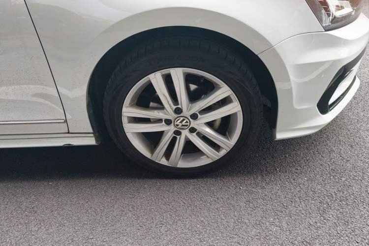 Used Volkswagen Sagitar 2018 280TSI DSG Ignite Edition Right Front Wheel Hub