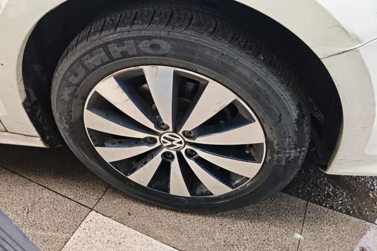 Used Volkswagen Sagitar 2018 1.6L Automatic Comfort Model Right Front Wheel Hub