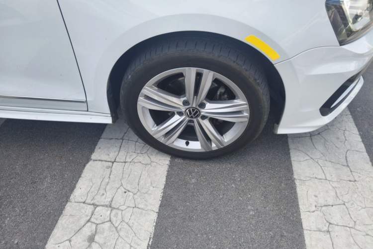 Used Volkswagen Sagitar 2018 280TSI DSG Ignite Edition Right Front Wheel Hub