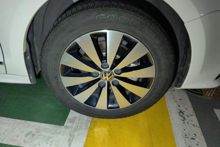 Used Volkswagen Sagitar 2018 1.6L Automatic Comfort Model Right Front Wheel Hub