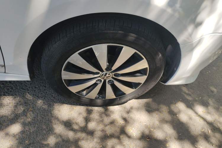 Used Volkswagen Sagitar 2018 1.6L Automatic Comfort Model Right Front Wheel Hub
