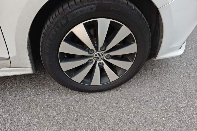 Used Volkswagen Sagitar 2018 1.6L Automatic Comfort Model Right Front Wheel Hub