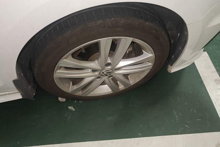 Used Volkswagen Sagitar 2018 280TSI DSG Ignite Edition Right Front Wheel Hub