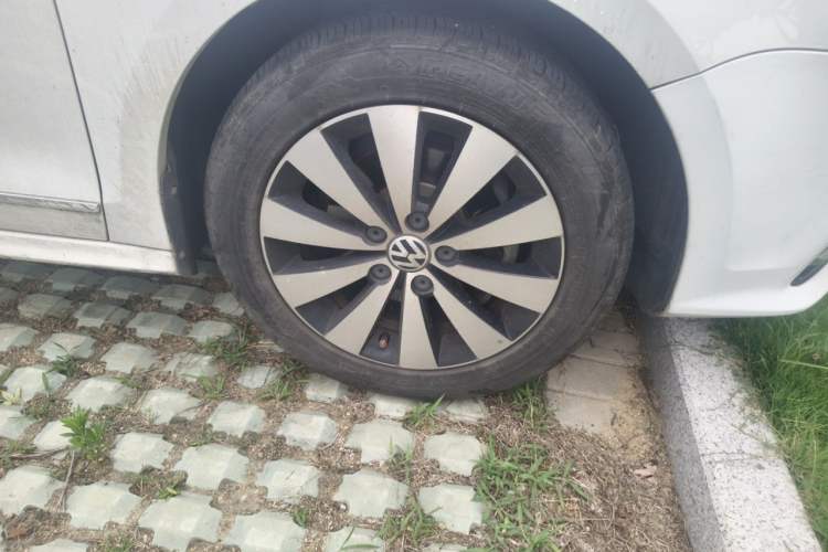 Used Volkswagen Sagitar 2018 1.6L Automatic Comfort Model Right Front Wheel Hub