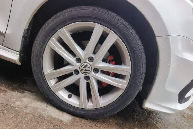 Used Volkswagen Sagitar 2018 280TSI DSG Ignite Edition Right Front Wheel Hub