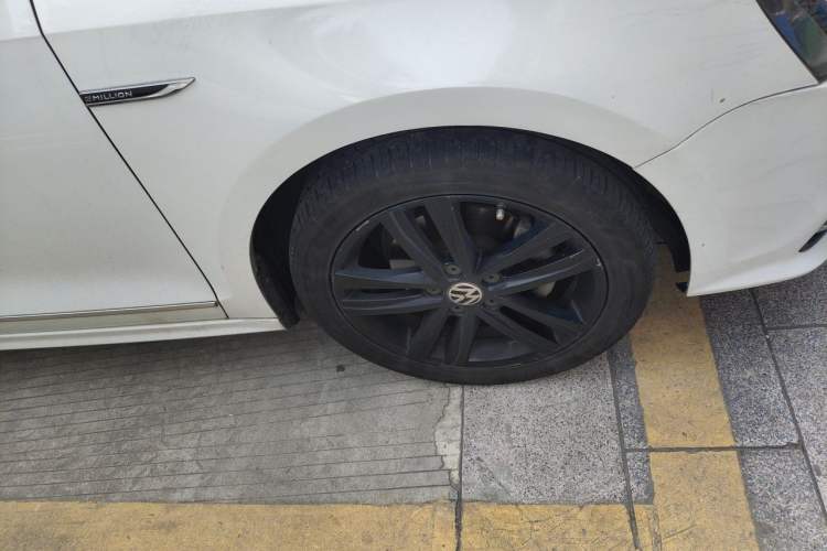 Used Volkswagen Sagitar 2018 280TSI DSG Luxury Model Right Front Wheel Hub