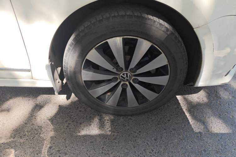 Used Volkswagen Sagitar 2018 1.6L Automatic Comfort Model Right Front Wheel Hub