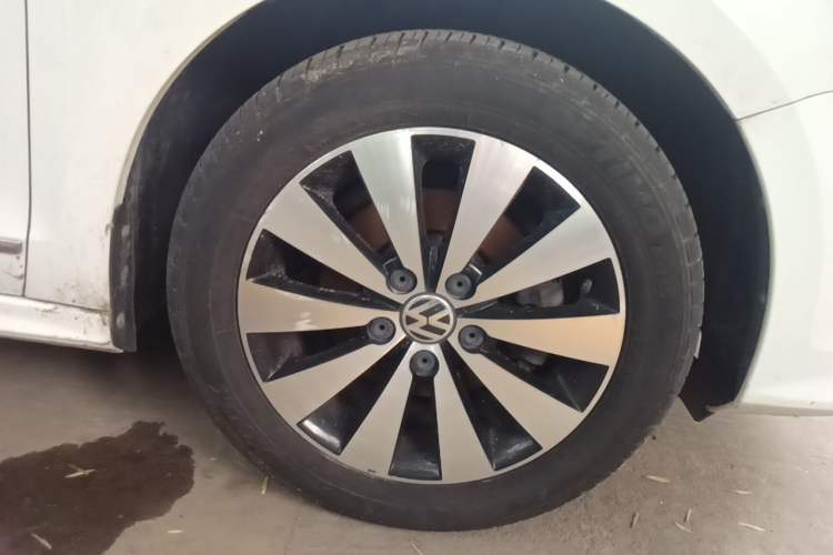 Used Volkswagen Sagitar 2018 1.6L Automatic Comfort Model Right Front Wheel Hub