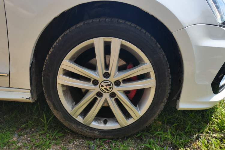 Used Volkswagen Sagitar 2018 280TSI DSG Ignite Edition Right Front Wheel Hub