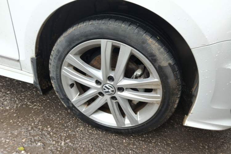 Used Volkswagen Sagitar 2018 280TSI DSG Ignite Edition Right Front Wheel Hub