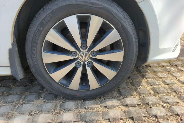 Used Volkswagen Sagitar 2018 1.6L Automatic Comfort Model Right Front Wheel Hub