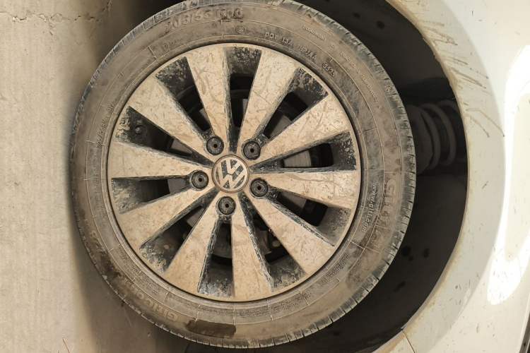 Used Volkswagen Sagitar 2018 1.6L Automatic Comfort Model Right Front Wheel Hub