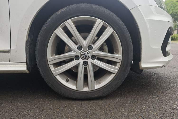 Used Volkswagen Sagitar 2018 280TSI DSG Ignite Edition Right Front Wheel Hub