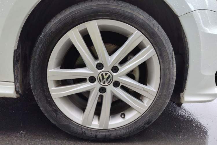 Used Volkswagen Sagitar 2018 280TSI DSG Ignite Edition Right Front Wheel Hub