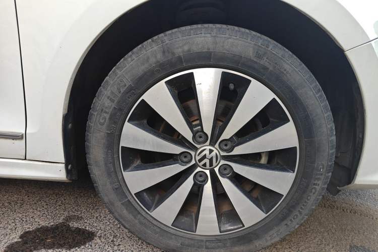Used Volkswagen Sagitar 2018 1.6L Automatic Comfort Model Right Front Wheel Hub