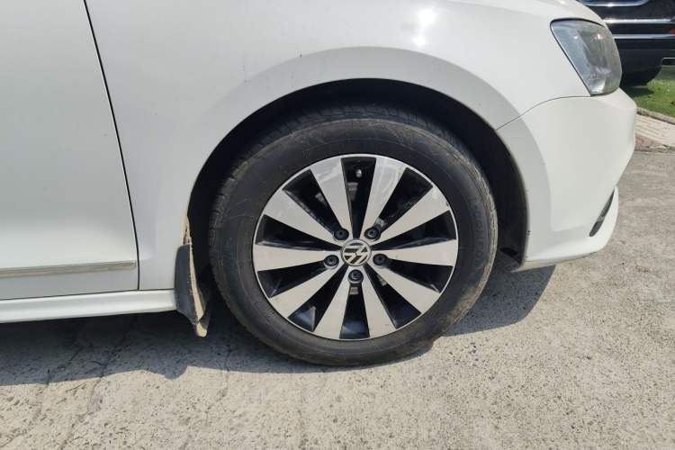 Used Volkswagen Sagitar 2018 180TSI DSG Prestige Edition Right Front Wheel Hub