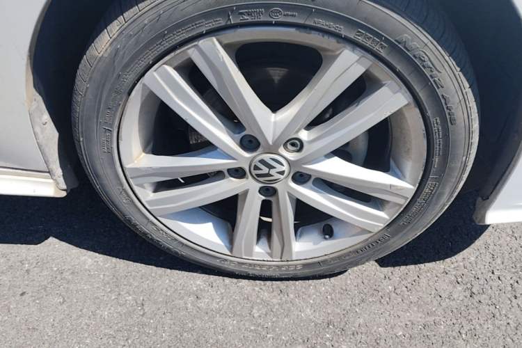 Used Volkswagen Sagitar 2018 280TSI DSG Ignite Edition Right Front Wheel Hub