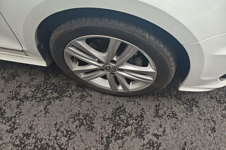 Used Volkswagen Sagitar 2018 280TSI DSG Ignite Edition Right Front Wheel Hub