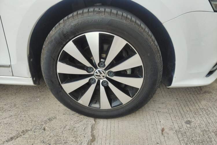 Used Volkswagen Sagitar 2018 1.6L Automatic Comfort Model Right Front Wheel Hub
