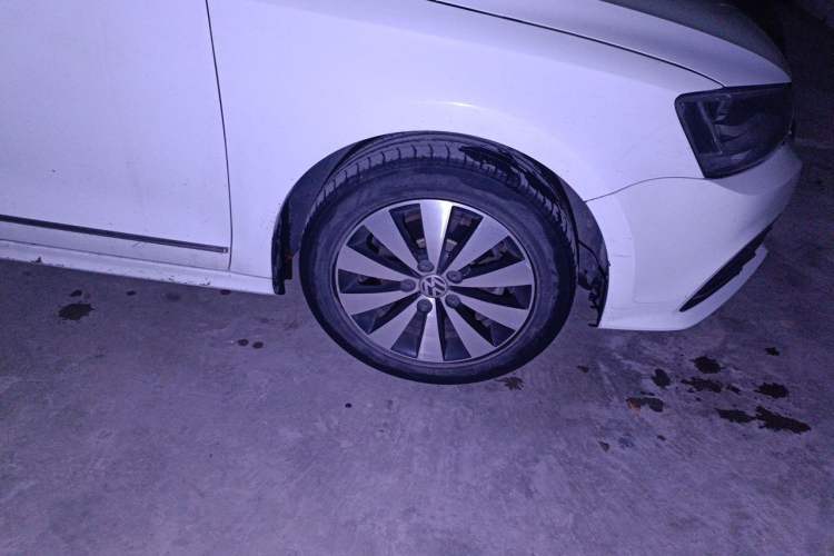 Used Volkswagen Sagitar 2018 1.6L Automatic Comfort Model Right Front Wheel Hub