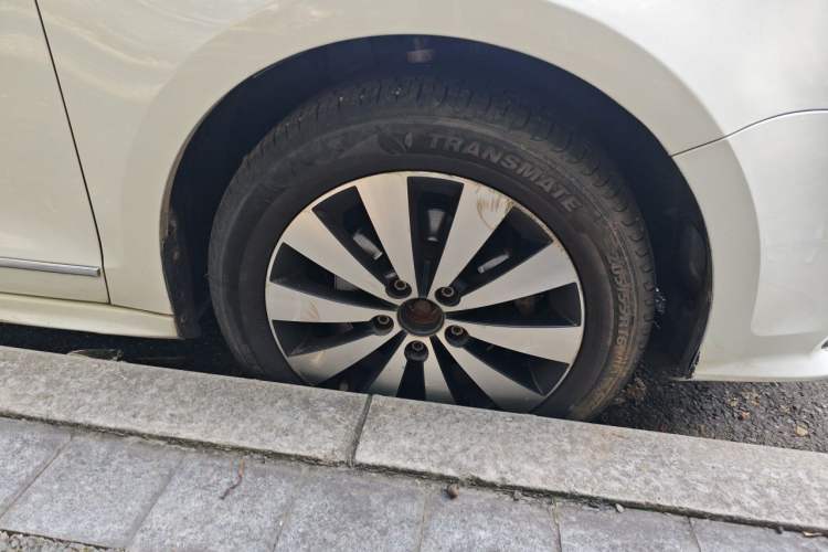 Used Volkswagen Sagitar 2018 1.6L Automatic Comfort Model Right Front Wheel Hub