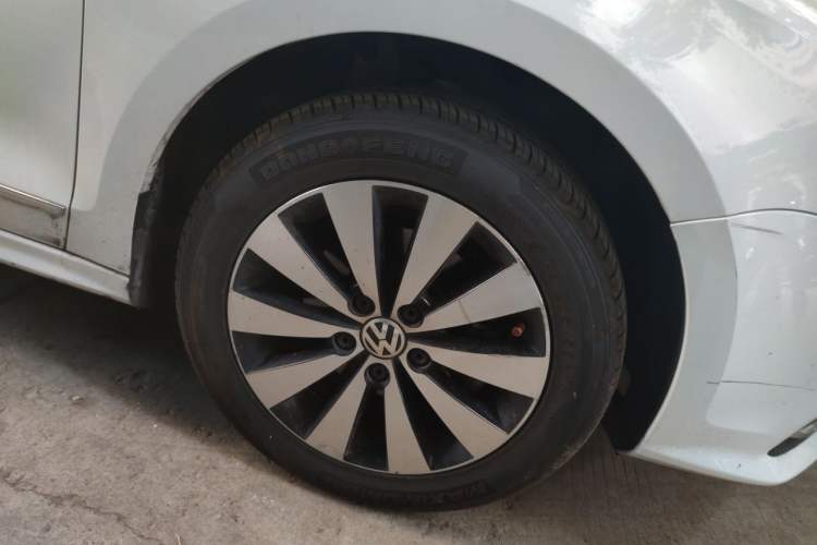 Used Volkswagen Sagitar 2018 1.6L Automatic Comfort Model Right Front Wheel Hub
