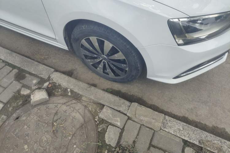 Used Volkswagen Sagitar 2018 1.6L Automatic Comfort Model Right Front Wheel Hub