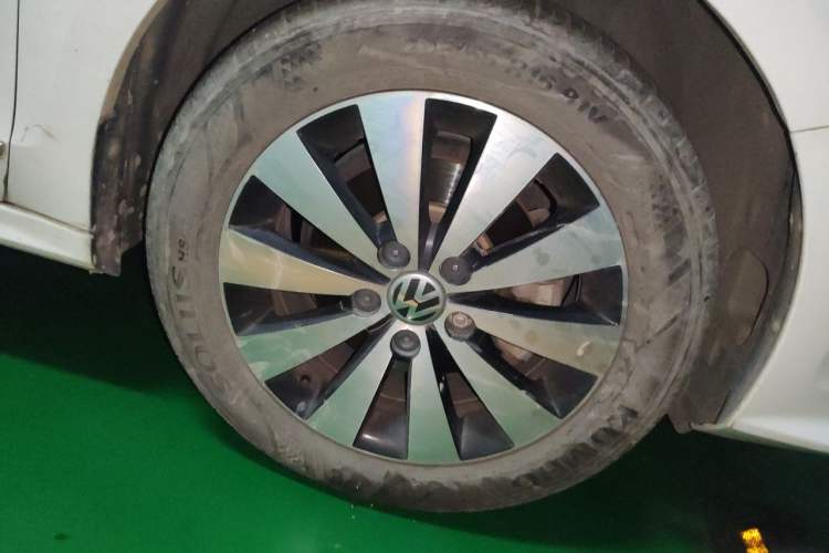 Used Volkswagen Sagitar 2018 1.6L Manual Comfort Model Right Front Wheel Hub