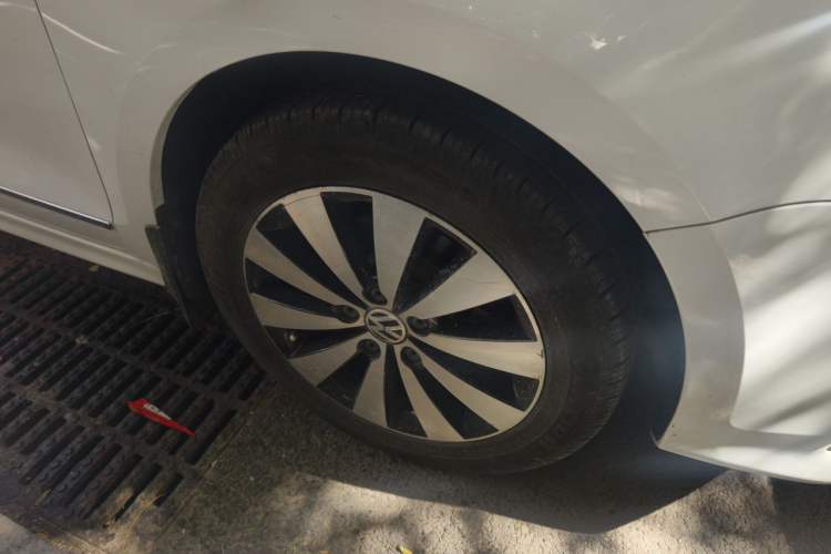 Used Volkswagen Sagitar 2018 1.6L Automatic Comfort Model Right Front Wheel Hub