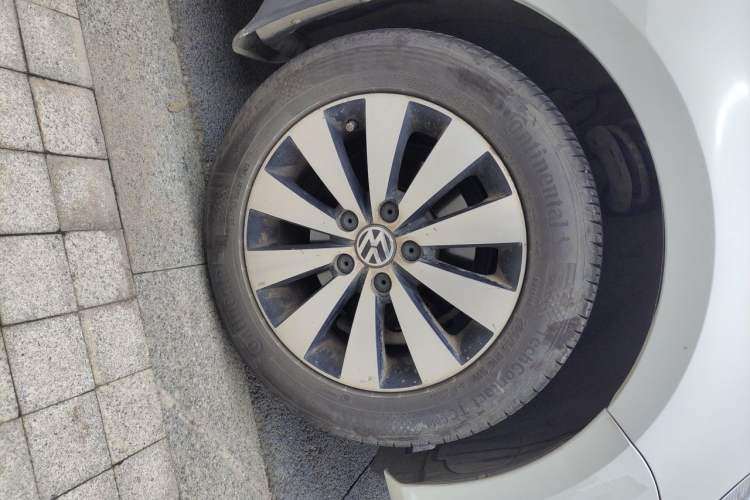 Used Volkswagen Sagitar 2018 1.6L Automatic Comfort Model Right Front Wheel Hub