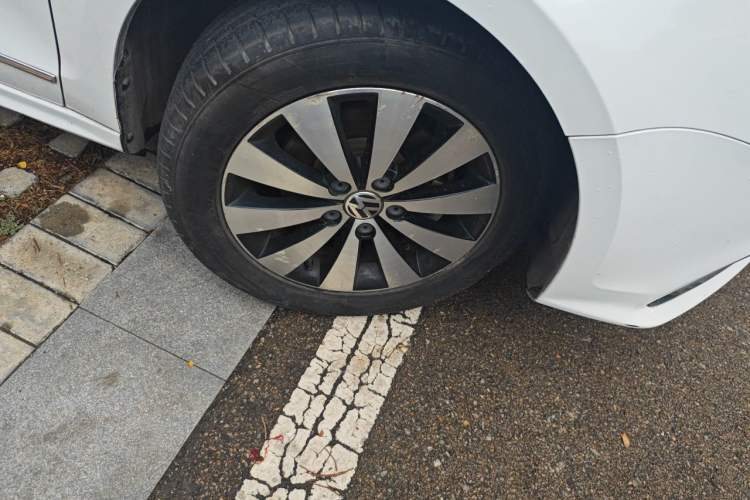 Used Volkswagen Sagitar 2018 1.6L Automatic Comfort Model Right Front Wheel Hub